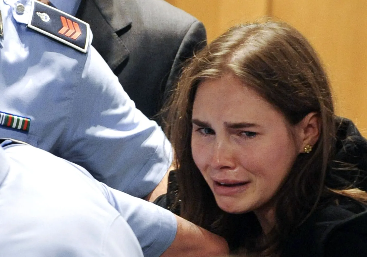 Meredith Kercheri mõrva eest kahe aasta eest süüdi mõistetud ameeriklanna Amanda Knox puhkes eile Perugia kohtus nutma, kui kohus ta õigeks mõistis.