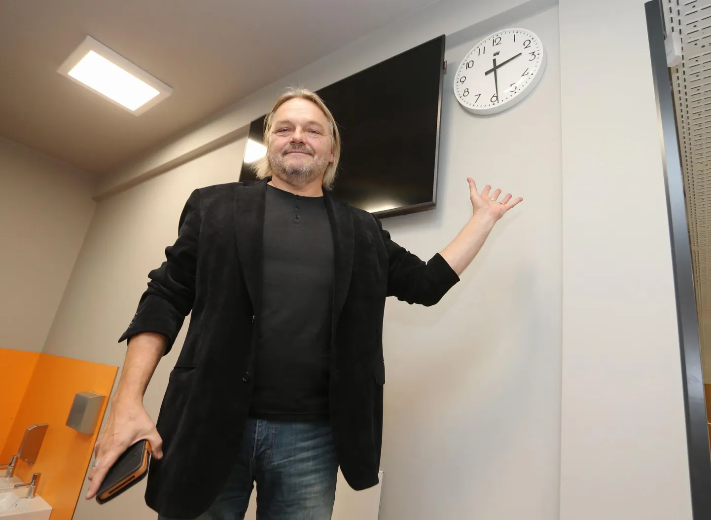 Äsja täieliku remondi läbinud Raatuse koolis on tänavu sügisel kõik uus: nii koolihoone, seinakellad kui ka tundide alguse aeg. Juba homme võtab direktor Toomas Kink koos kooliperega uue kooliaasta vastu ning esmaspäeval saavad õpilased esimesse tundi tulla pool tundi hiljem kui varasematel aastatel.