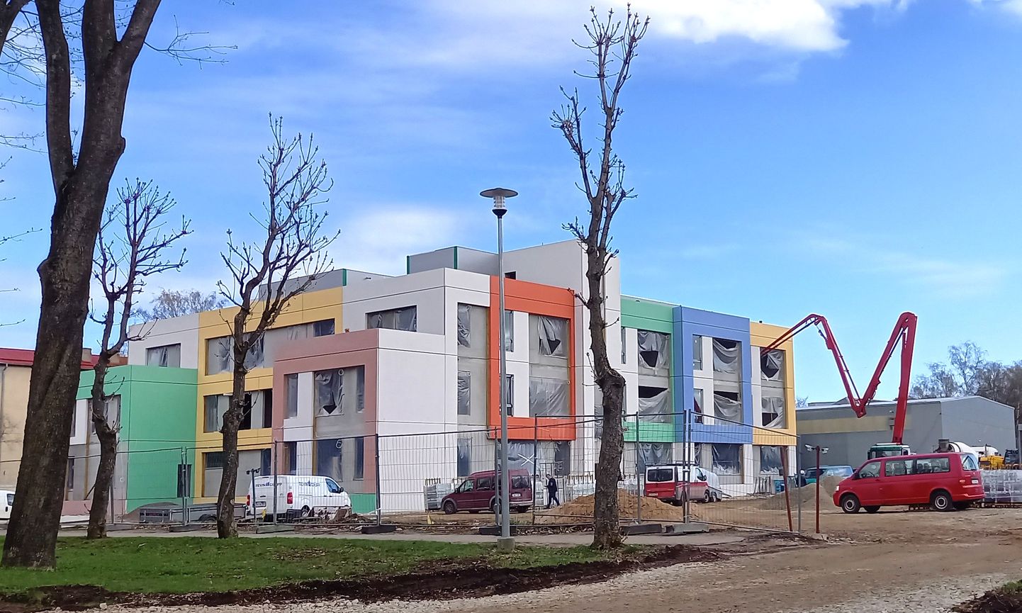 Напоминающее кубик Рубика здание Кесклиннаской основной школы с разноцветным фасадом строится, однако пока неясно, когда оно будет готово и во сколько обойдется кохтла-ярвеским налогоплательщикам.