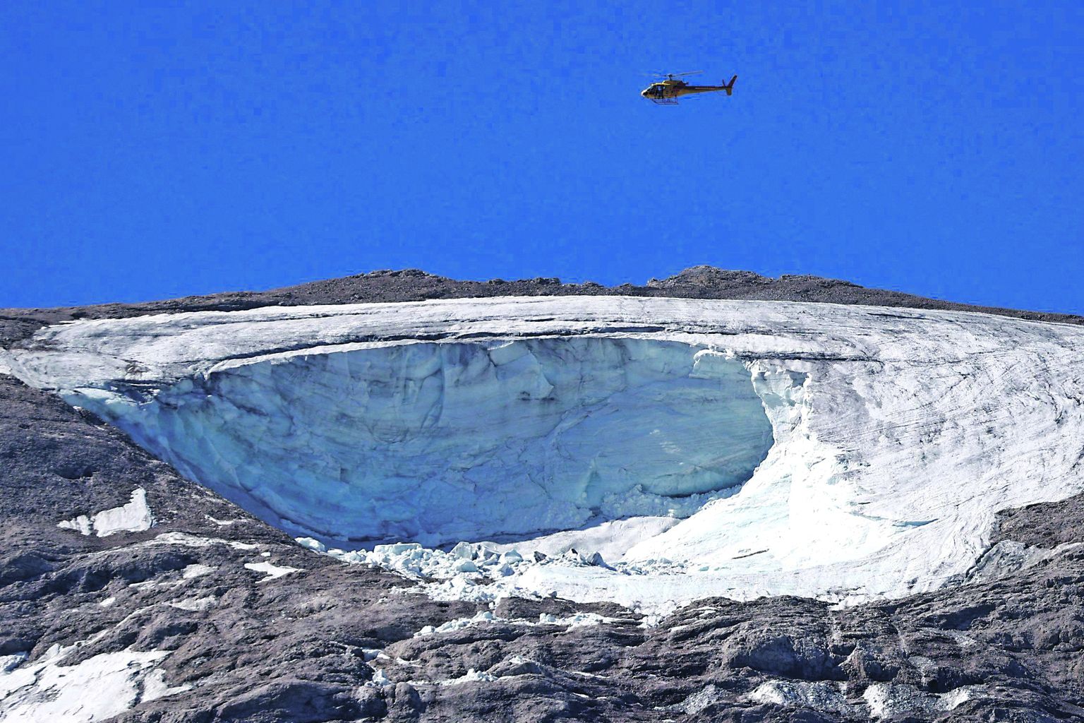 Длительная теплая погода стала причиной обрушения ледника Мармолада в итальянских Доломитовых Альпах.