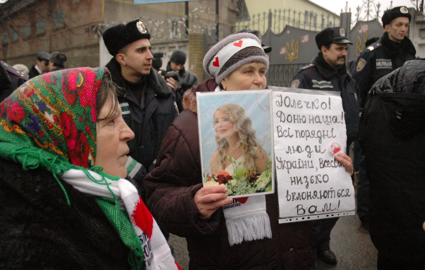 Tõmošenko toetajad Harkivi oblastis asuva Katšanovski koloonia ees.