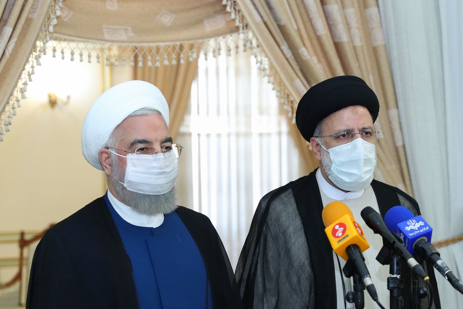 Iraani president Hassan Rouhani (vasakul) ja uueks riigipeaks valitud Ebrahim Raisi (paremal).