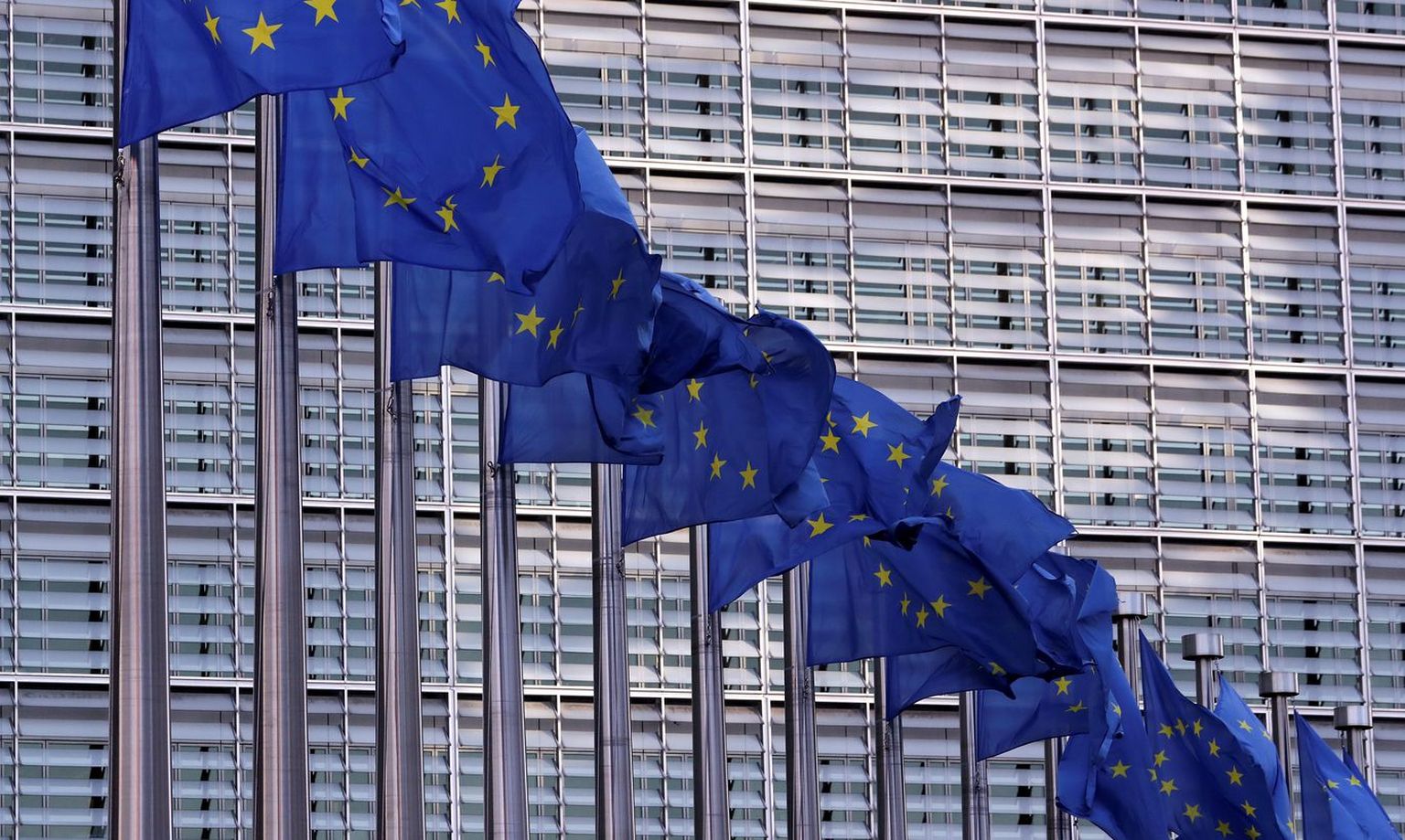 Флаги Европейского союза у штаб-квартиры Европейской комиссии в Брюсселе.