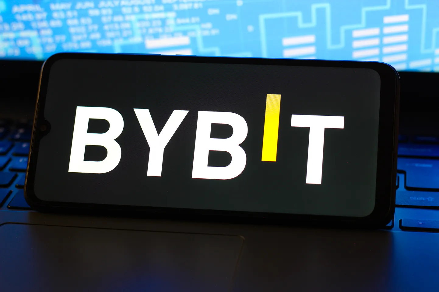 Illustratsioon Bybit logost nutitelefoni ekraanil.