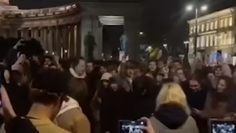 VIDEO ⟩ Sanktpēterburgā aizturēta ielu mūziķe, kas izpildījusi Krievijā aizliegtas dziesmas