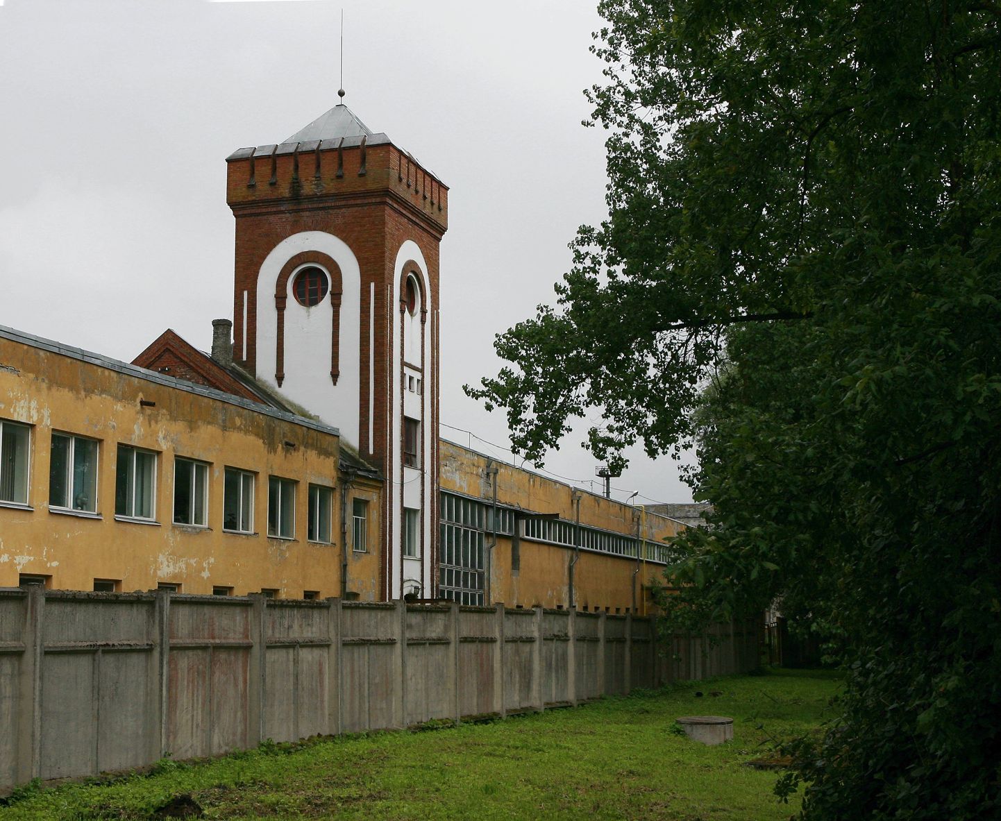 Pildil on kunagise tikuvabriku hoone, praegune küünlavabrik Hansa Candle.