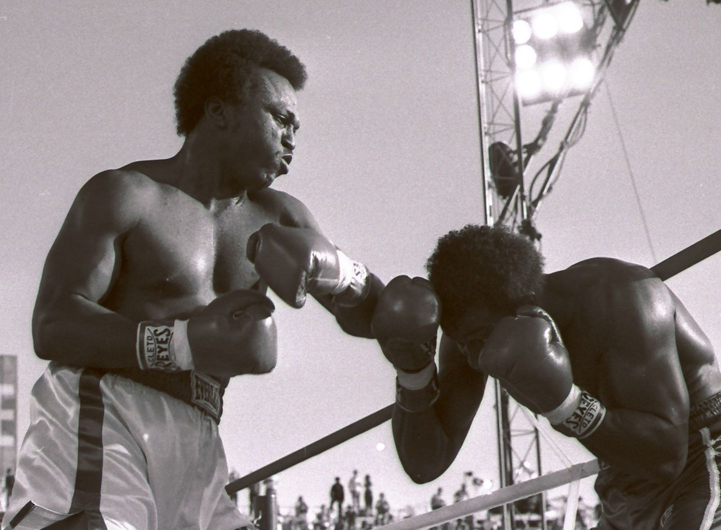 Michael Dokes (vasakul) 1983. aastal poksimast Mike Weaveri vastu.