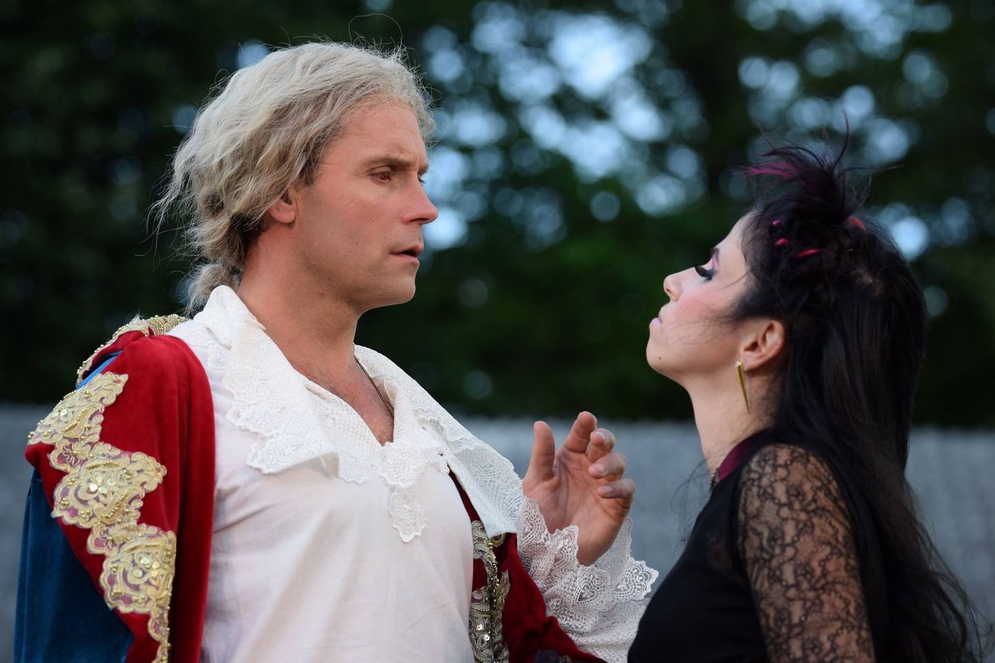 Stseenis lavastusest «Tõeajastu lõpp» on Carlo osas Veikko Täär ja Violetta osas Triin Tenso.