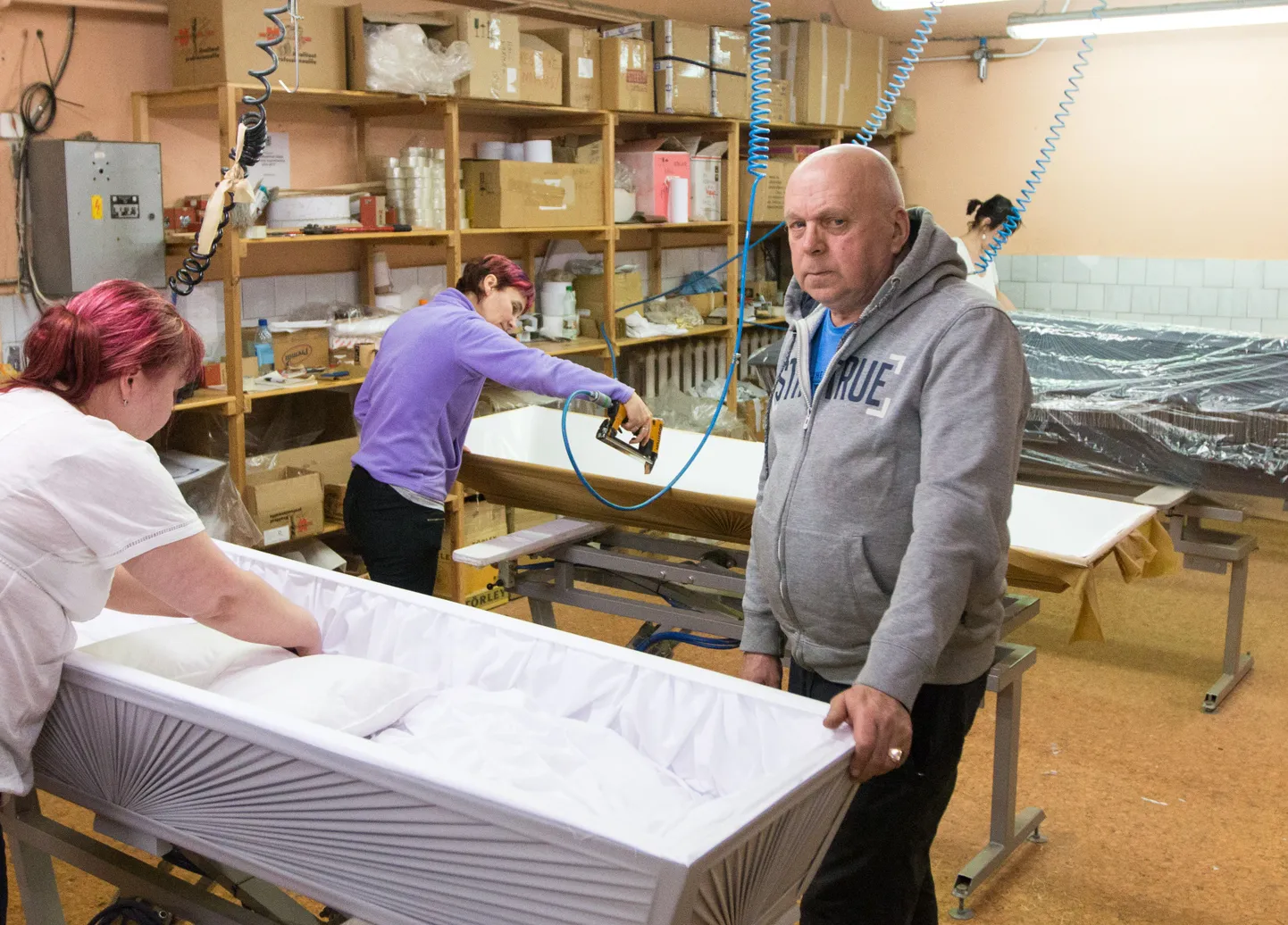 Kirstutootmisfirma Puidu Taaveti asutaja ja seda koos oma poja Hardoga juhatava Haljand Lusti (paremal) näoilme reedab, et väga heal meelel ta tähelepanu ei otsi. Enda sõnul ei tee ta Eestis ka reklaami, inimesed leiavad ettevõtte ise. Fotol lisaks töötajad Vairi Hütt (vasakult), Kersti Petrov ja Airika Türk
