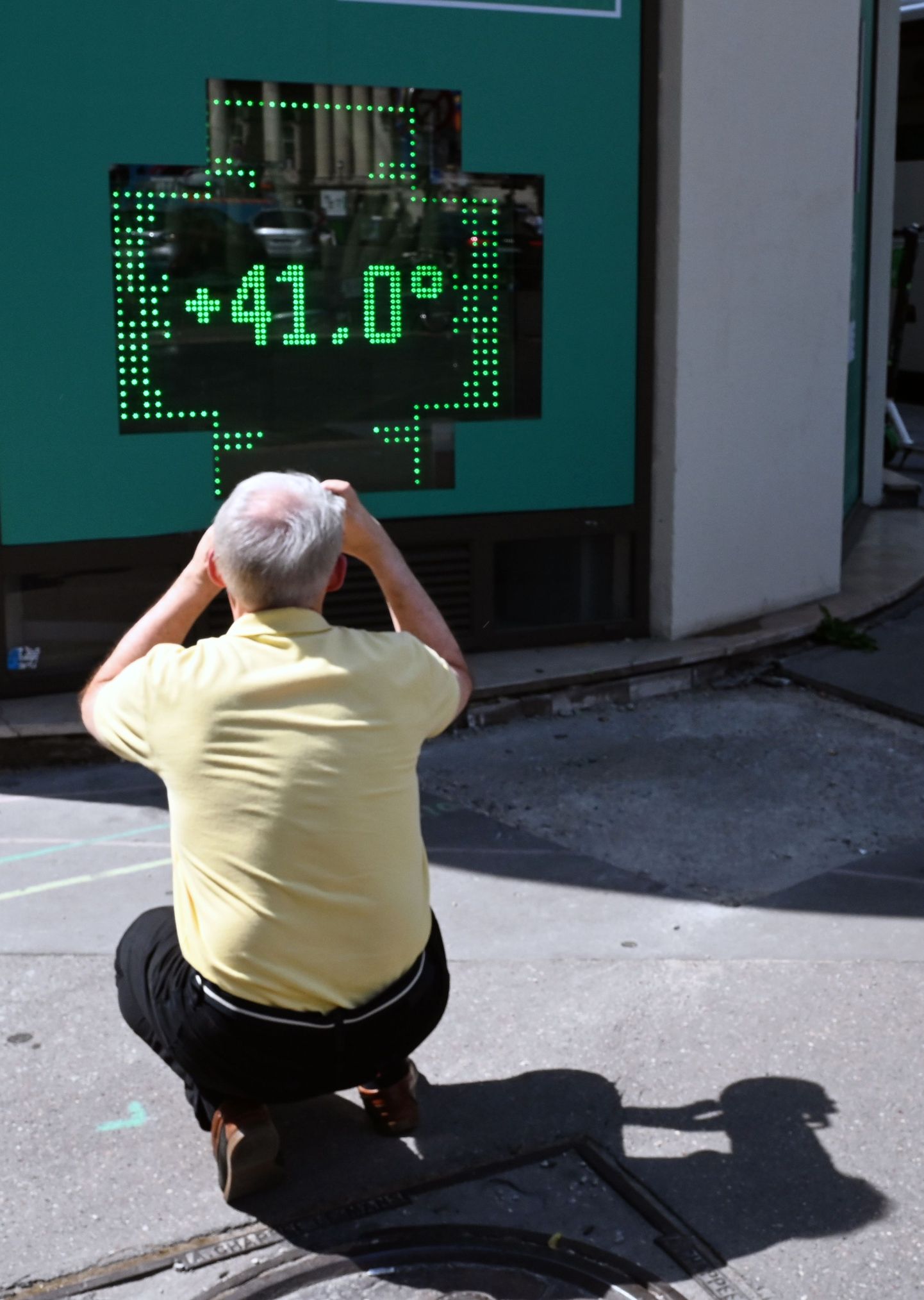 Mees jäädvustamas Pariisis fotole termomeetrit, mis näitab 41-kraadist sooja. Lõpuks kerkis kuumus veelgi kõrgemale.