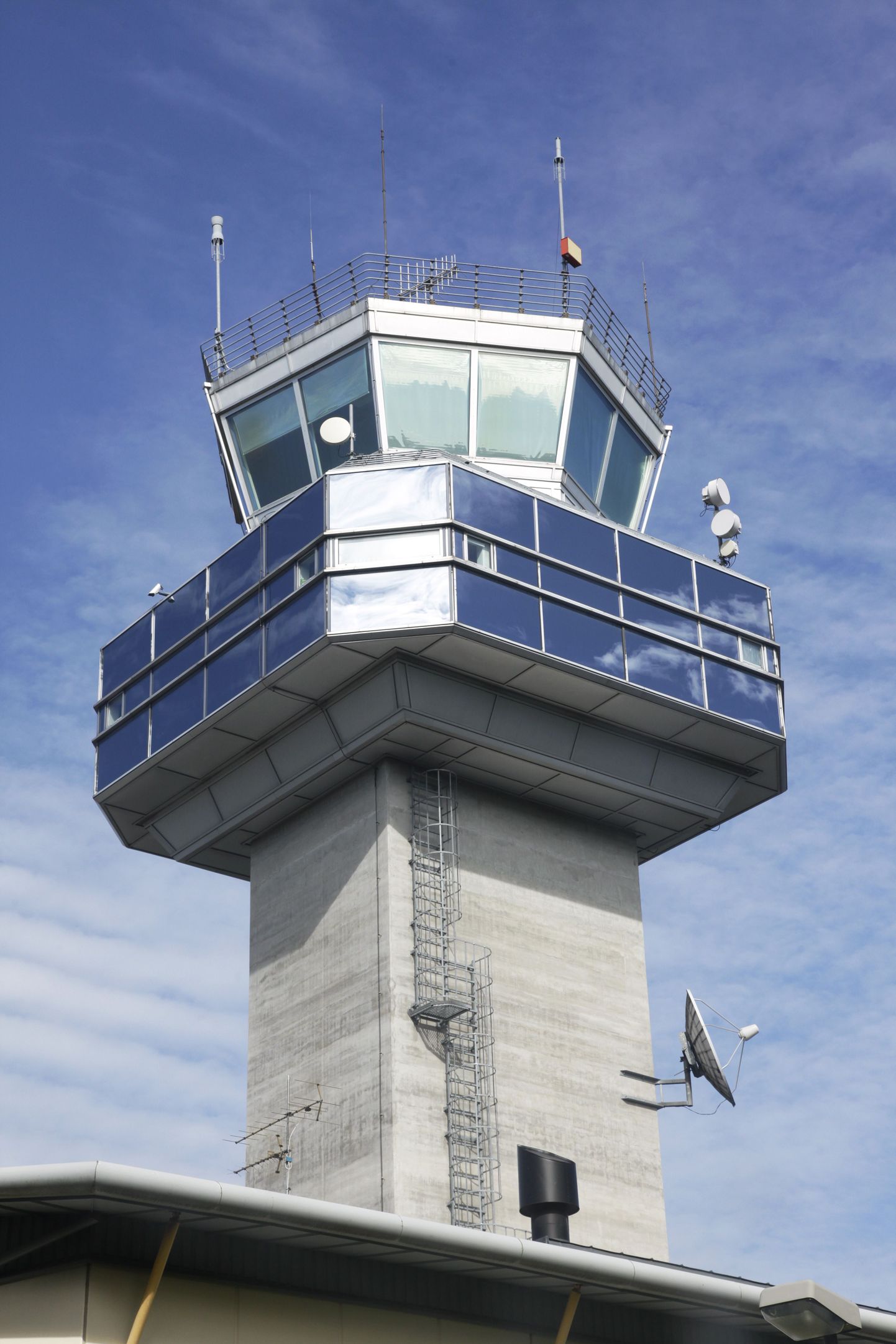 Lennujuhtimiskeskuse torn Tallinna lennujaamas