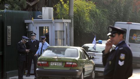 ПОДОЗРИТЕЛЬНОЕ ПИСЬМО ⟩ В российское посольство в Афинах прислали конверт с белым порошком