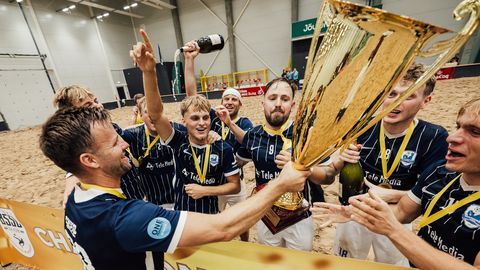GALERII ⟩ Kaks finaali järjest kaotanud Rostocki rannajalgpallurid krooniti lõpuks Läänemere tšempioniteks