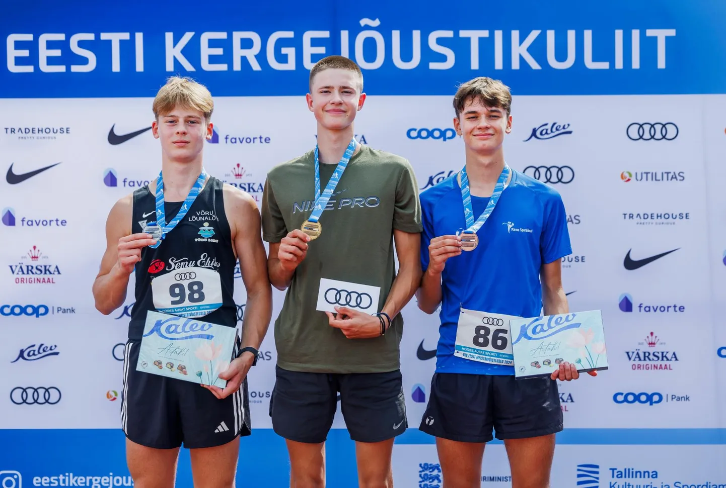 Aleksander Metsmaker (keskel) krooniti oma vanuseklassis Eesti meistriks.