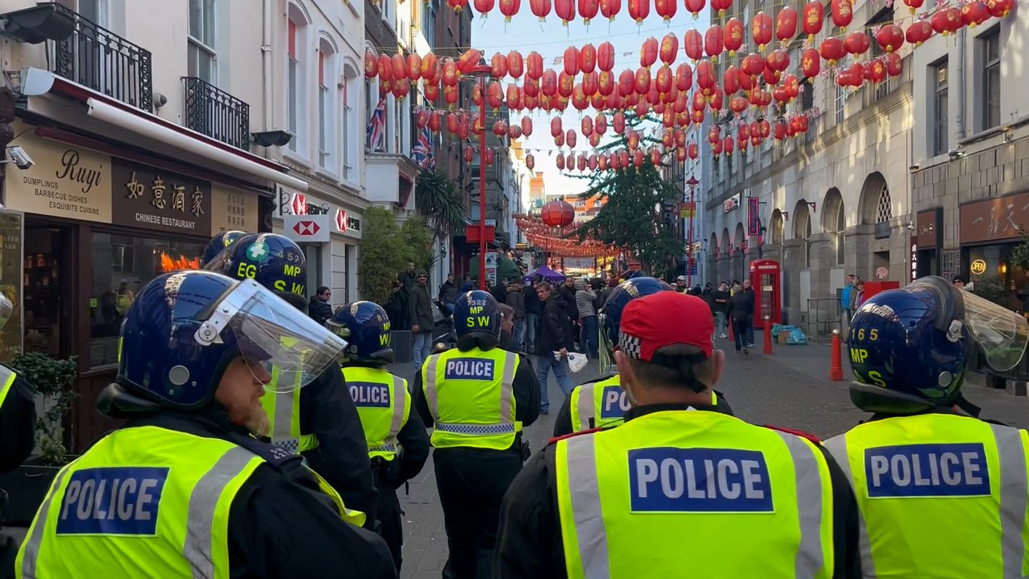 Londoni politsei Palestiinat toetava meeleavalduse eel kohalikus Hiinalinnas.