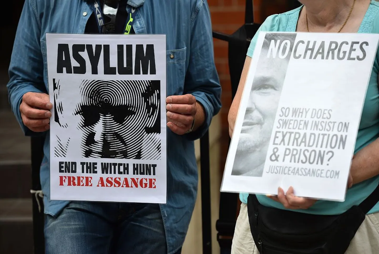 Julian Assange’i toetaja eile Londonis Ecuadori saatkonna ees meelt avaldamas.