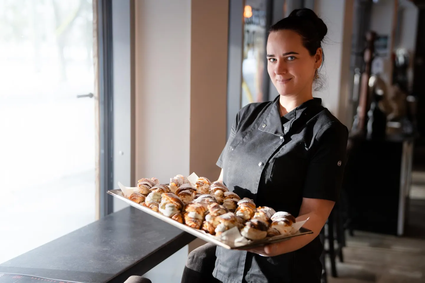 Statka resto kokk Kroonika Maasikpalu küpsetab päevas umbes 50 mandlikreemiga täidetud vastlasarvesaia.
