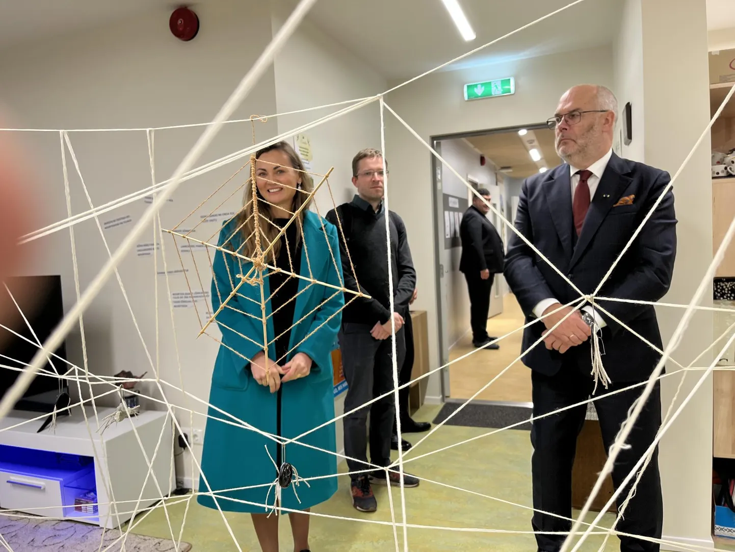 Uhtna põhikooli direktor Egle Neuhaus ja president Alar Karis.