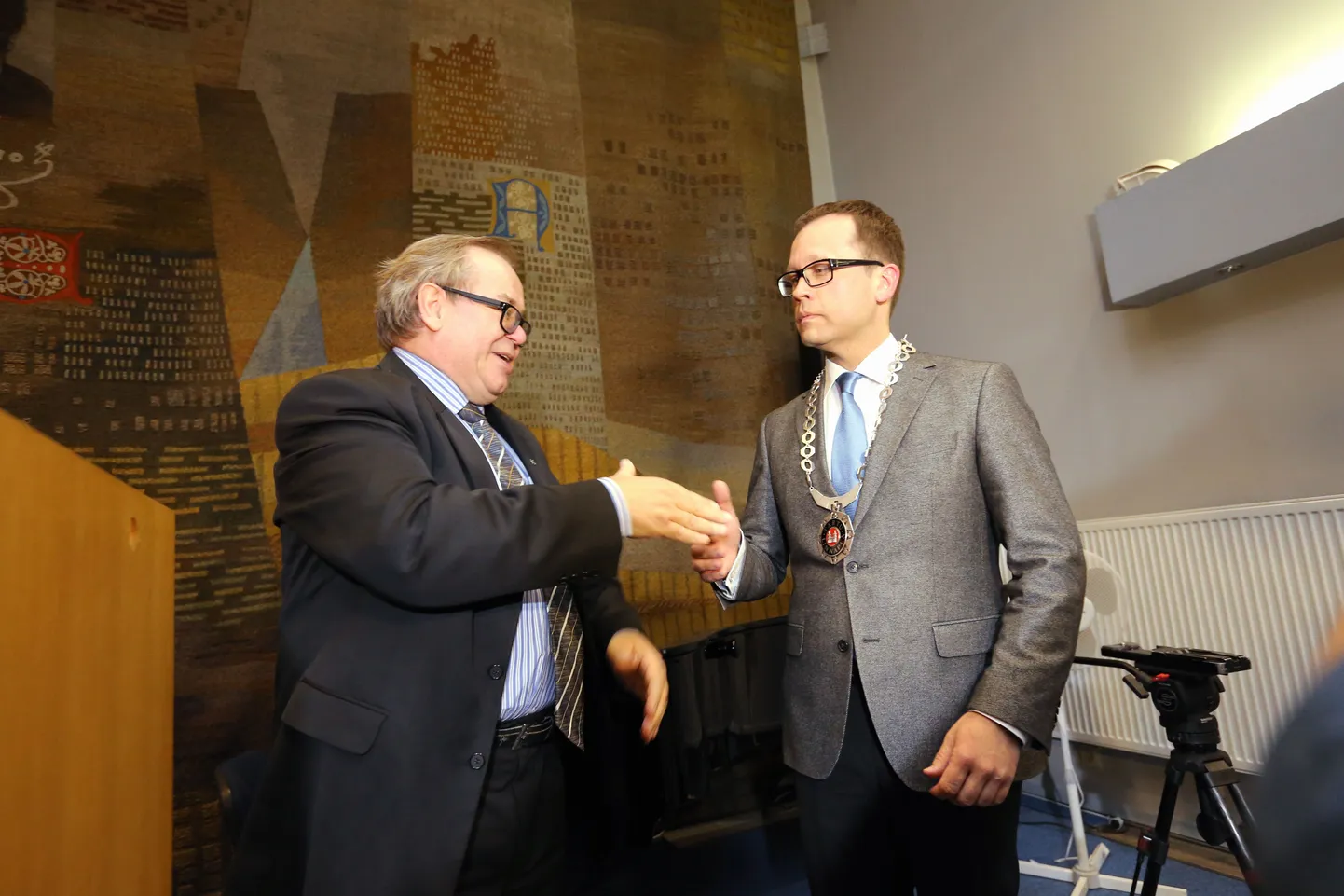 Tartu linnavolikogu erakorralisel istungil valiti Tartu uueks linnapeaks Urmas Klaas (pildil Tartu linnavolikogu esimees Aadu Must (vasakul) ja linnapea Urmas Klaas).