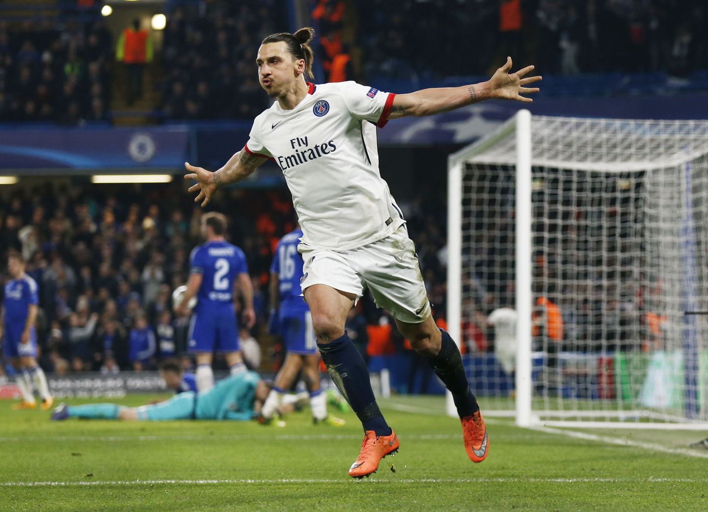 Zlatan Ibrahimovic on äsja saatnud palli Chelsea võrku ja kustutanud Londoni klubi unistused edasipääsust.