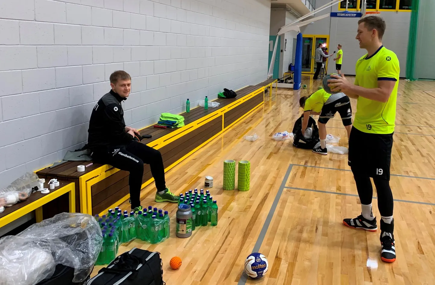 Karl Toom (paremal) piirdub palliga, Margus Partsil on töövahendeid oluliselt enam.
