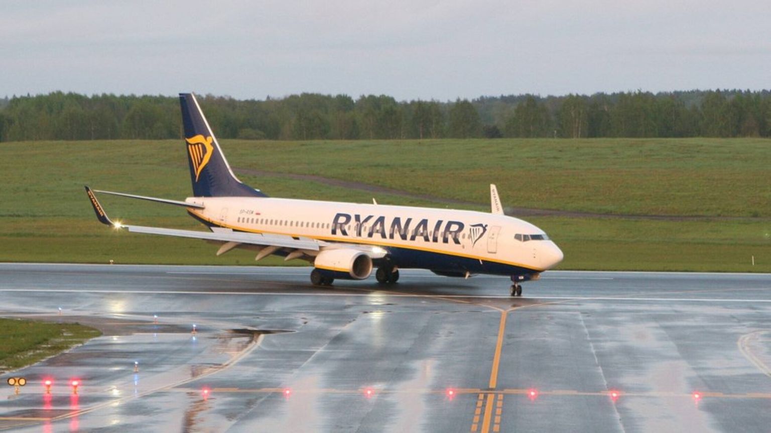 "Боинг-737-800" авиакомпании Ryanair в аэропорту Вильнюса после принудительной посадки в Минске