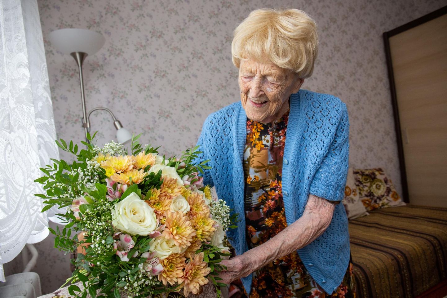 Leili Männasoo näitas fotograafile rõõmuga suurt sünnipäevaks saadud lillebuketti. Taolisi suuri lillekimpe oli täis terve tuba.
