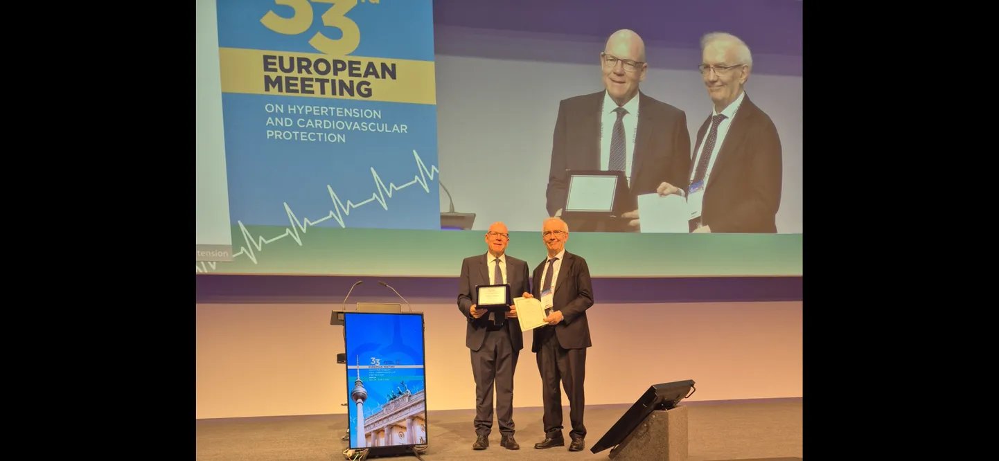 Pildil on professor Margus Viigimaale tunnistust üle andmas Euroopa Hüpertensiooni Ühingu president professor Guido Grassi Milaano Ülikoolist.