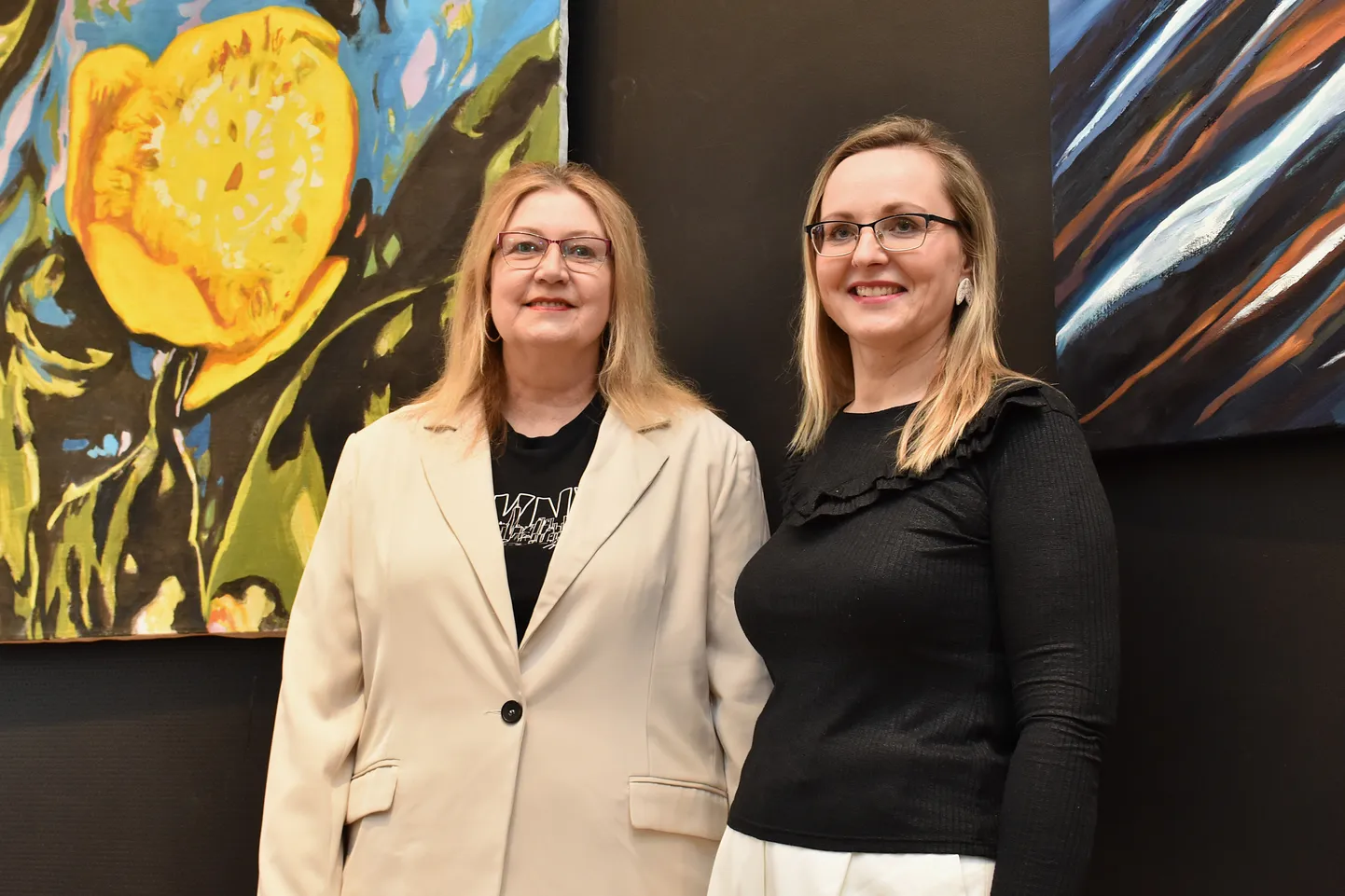 Maret Suurmets Kuura ja Helle Lõhmuse ühine maalinäitus “Sulle ainult tundub nii” Endla teatrigaleriis.