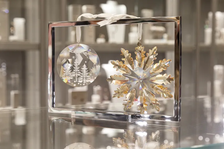 Шар и снежинка от Swarovski ручной работы: двух одинаковых изделий нет. Снежинка стоит 129 евро, шар 69 евро.