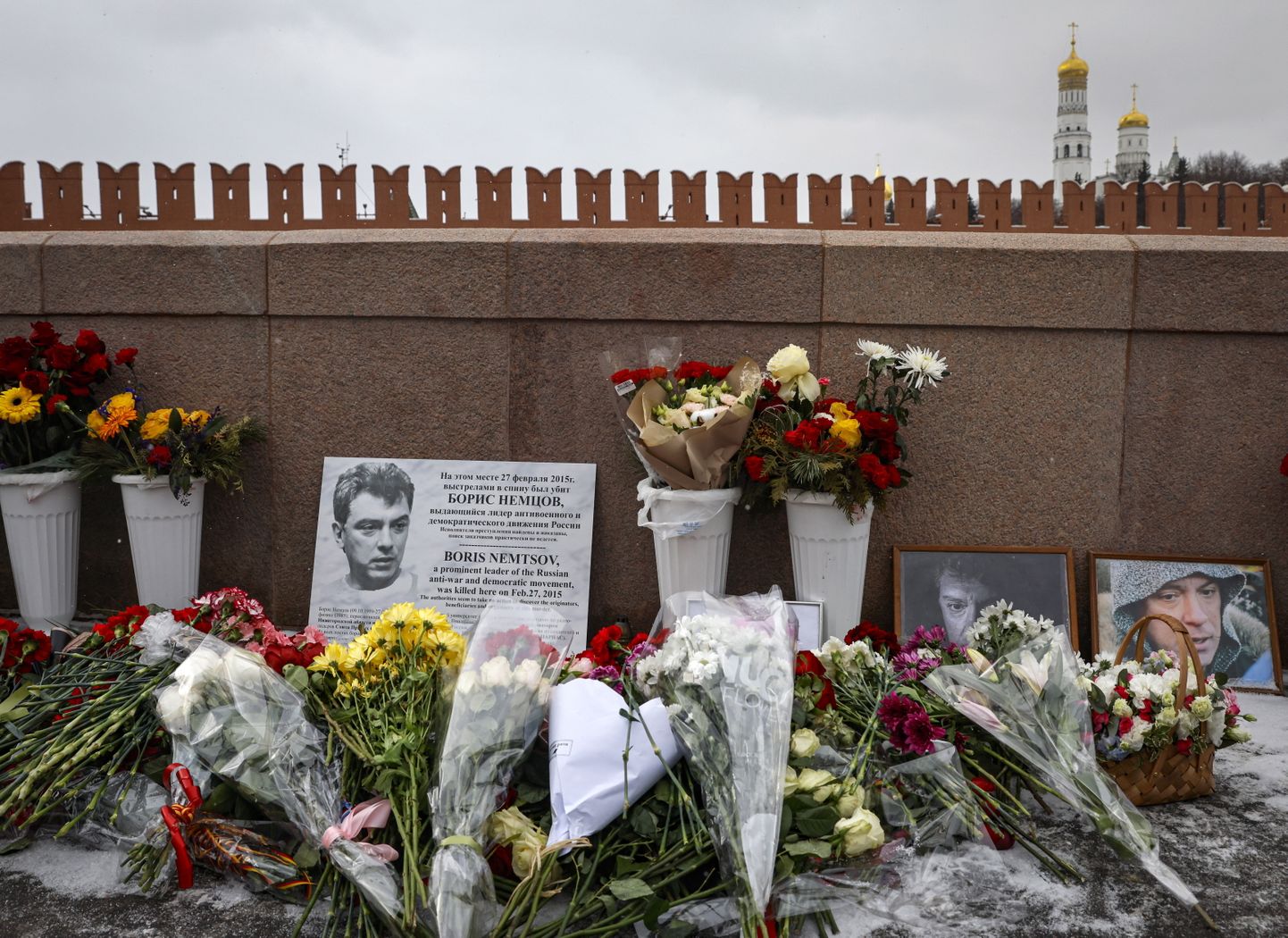 Inimesed mälestavad Moskvas lilledega ja fotodega 27. veebruaril 2015 Kremli lähedal mõrvatud opositsioonipoliitikut Boriss Nemtsovi