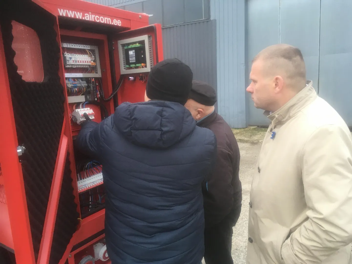 Linnapea Romek Kosenkranius diiselgeneraatorit uurimas.