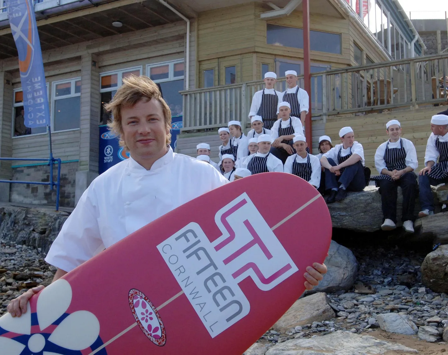 Jamie Oliver koos kokkadega Fifteen Cornwall restorani juures 2018. aasta mais