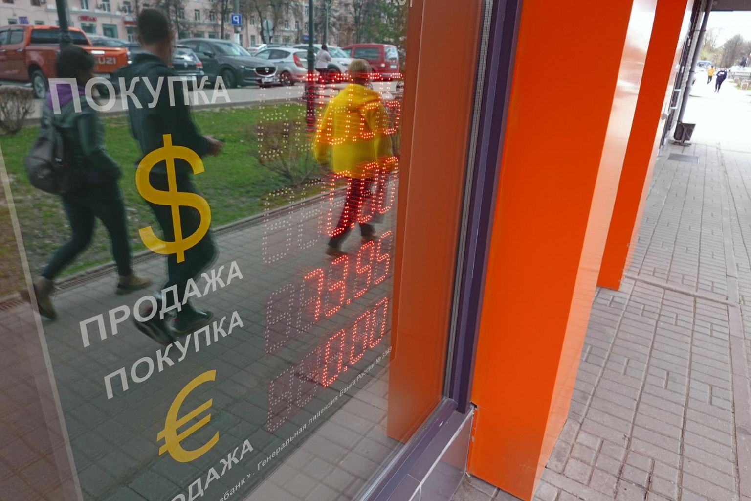 Dollari kursi tabloo Moskva lähedal Podolskis asuva valuutavahetuspunkti aknal 29. aprillil.