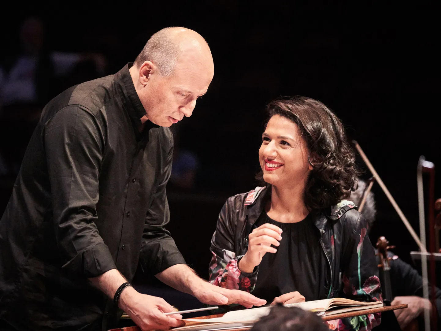 Eesti Festivaliorkester BBC Promsil. Hetk proovist. Fotol pianist Khatia Buniatishvili ja Paavo Järvi.