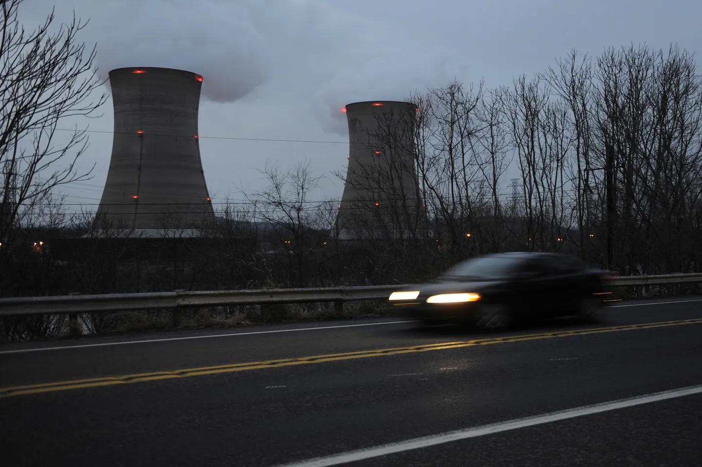 Auto möödumas Three Mile Islandi tuumajaamast Pennsylvanias 15. märtsil 2011.
