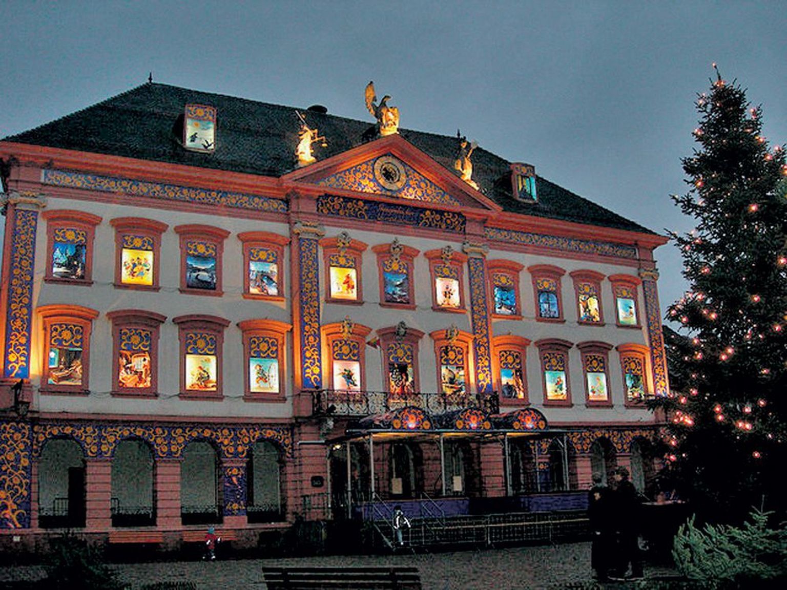 Saksa linna Gegenbachi raekoda on 14 aastat kujundatud jõuluajal maailma suurimaks advendikalendriks.