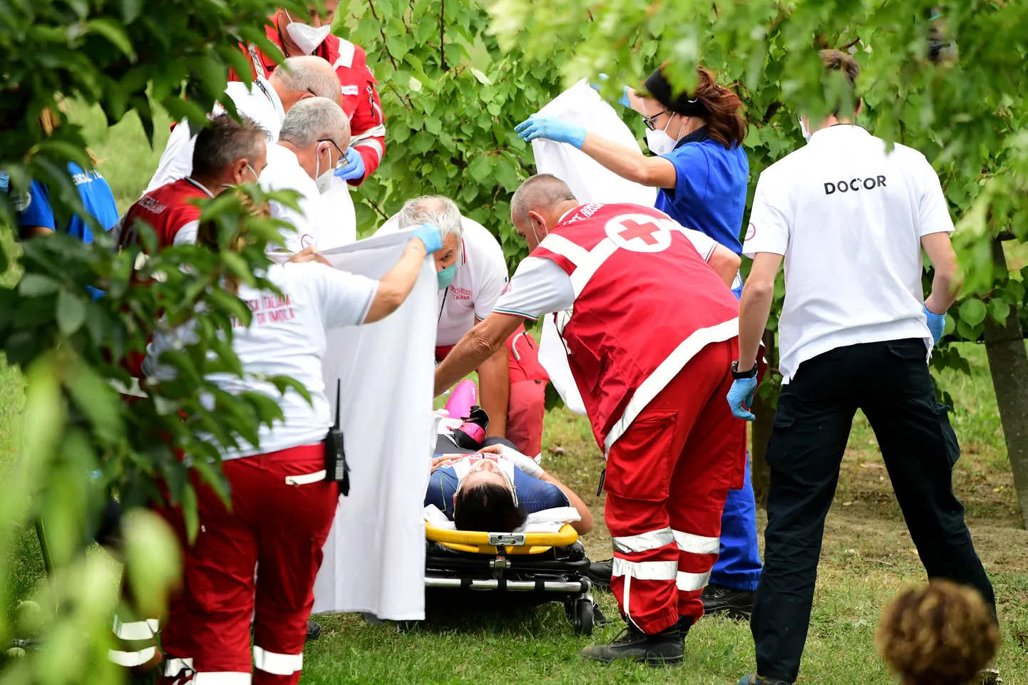 Arstid askeldamas Chloe Dygerti ümber.