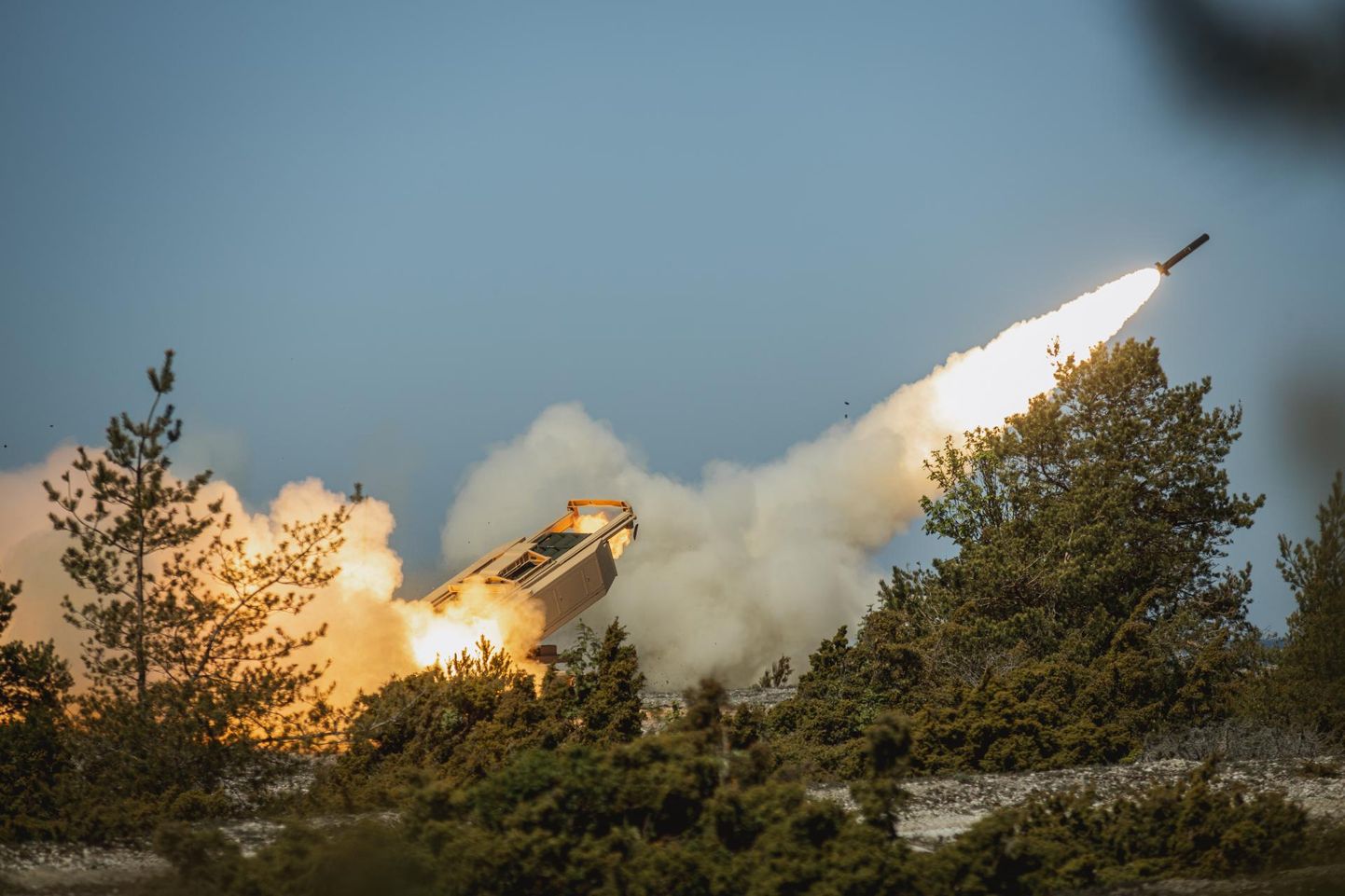 Pildil on raketisüsteemi HIMARS laskmised Saaremaal. Kasutuselt langevad sõnad on teadlaste uuringu järgi praegu kasutuselt langevad sõnad näiteks «raketisüsteem» ja «tankitõrjerelv», kasvavas trendis aga «gripp» ja «segaolmejäätmed».