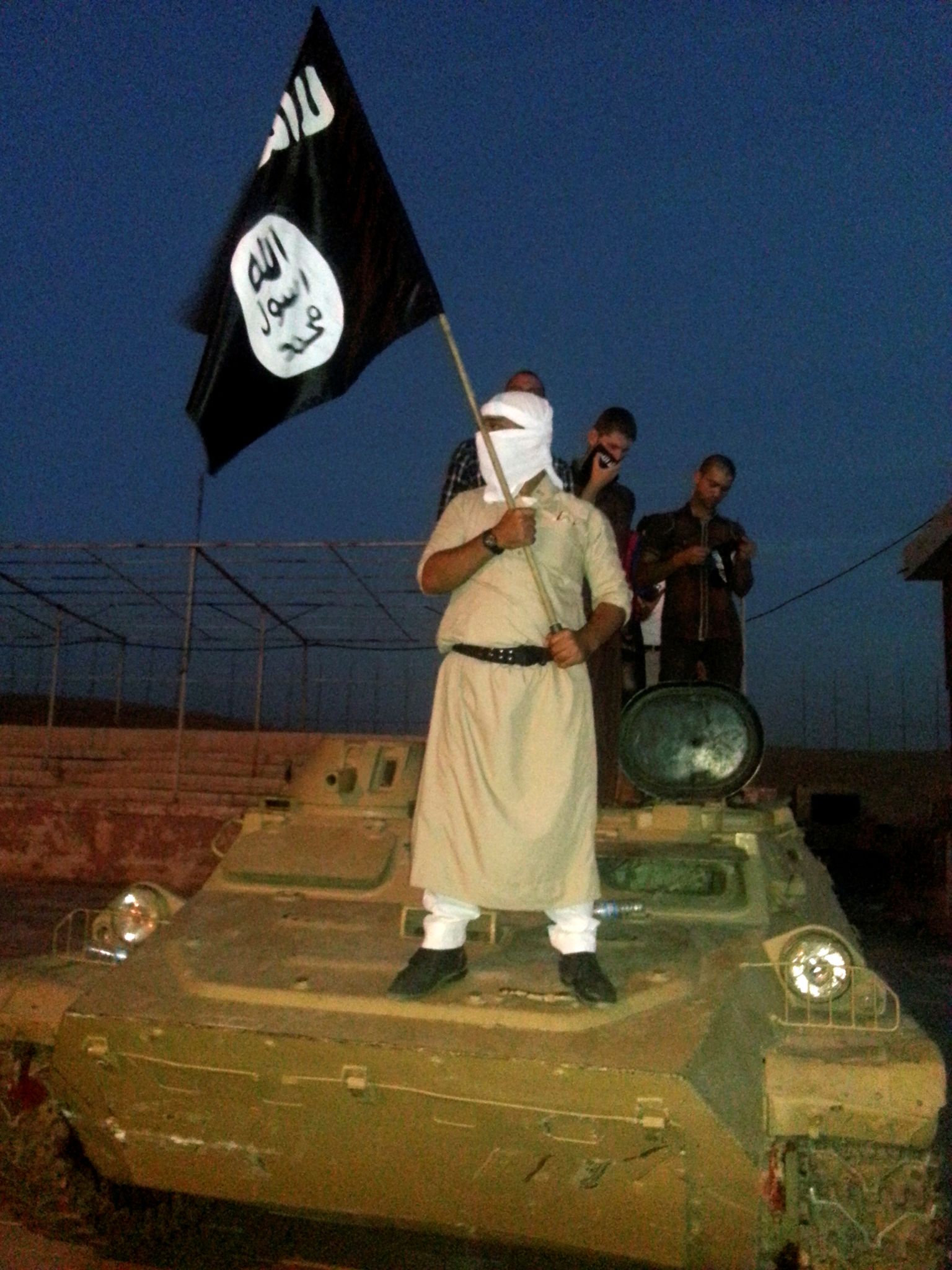 Islamiriigi võitleja hoidmas oma rühmituse lippu juunis 2014 Iraagis Mosulis, mis langes Islamiriigi kätte