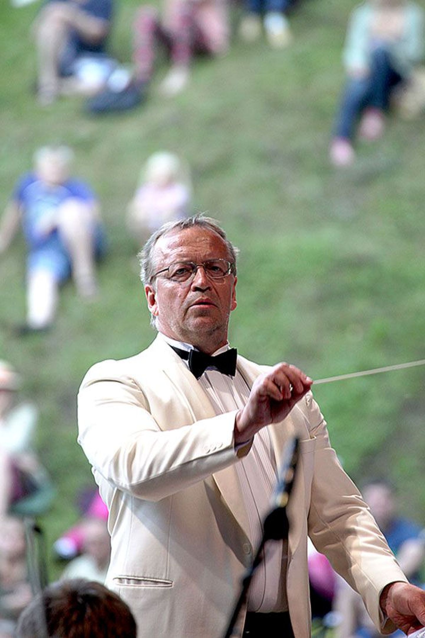 Paul Mägi (59) taktikeppi jälgisid Toomeorus orkestrandid ja solistid ning kuulajad istmeridades ja nõlvadel.