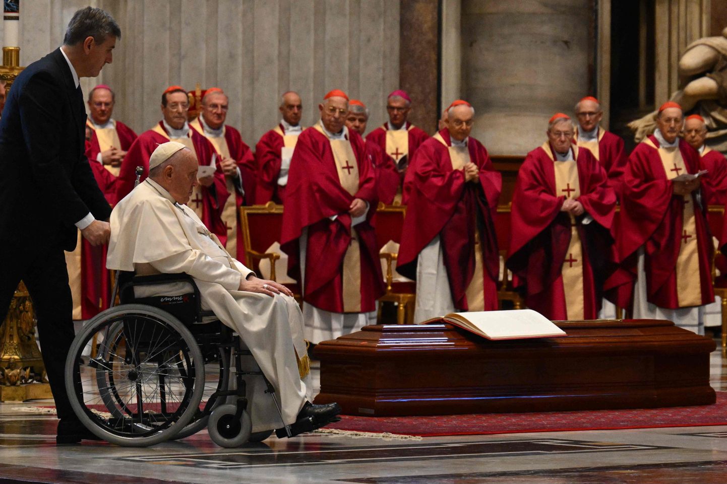 Paavst Franciscus (ratastoolis) ja kardinalid Austraalia kardinali George Pelli matusetalitusel selle aasta jaanuaris.