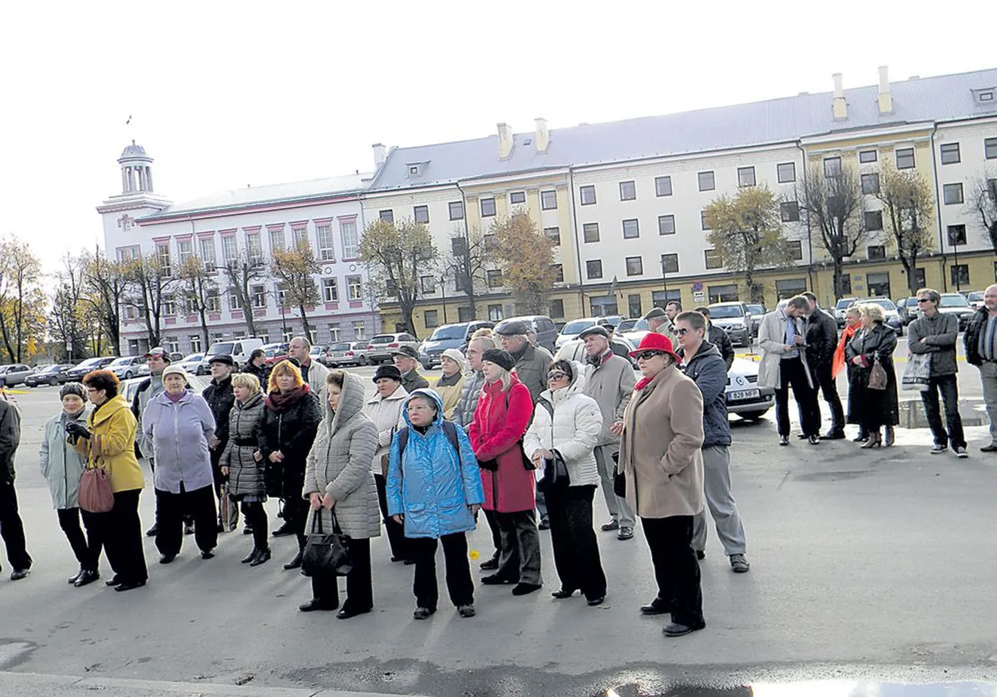 В субботу на митинг в поддержку учителей Кренгольмской гимназии на Петровской площади Нарвы собралось всего человек 30-40.