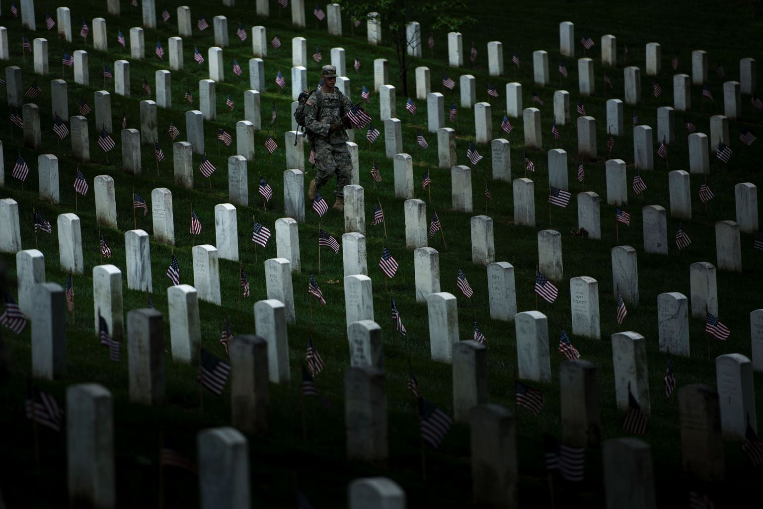 USA sõdur hukkunud kaasmaalastest sõjaväelaste haudadele lippe asetamas.
