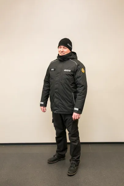Toonane Järvamaa päästepiirkonna juhataja Janar Kärner uues päästeametnike erirõivastuses.