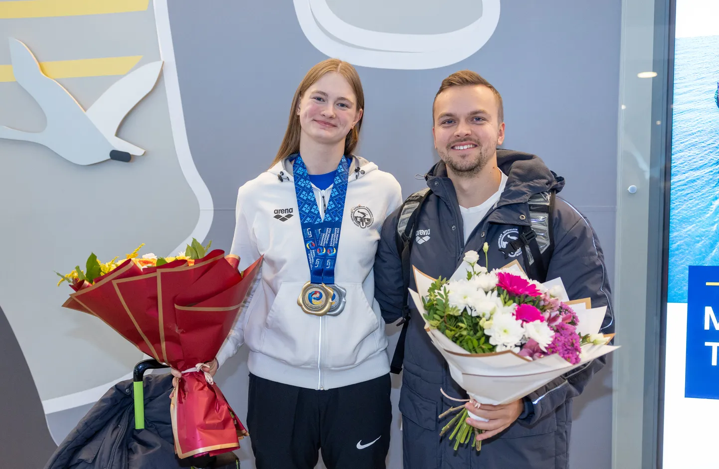 Ujumise lühiraja Euroopa meistrivõistlustel kuld- ja hõbemedali võitnud Eneli Jefimova vastuvõtt Talllinna Lennujaamas. Pildil on lisaks treener Henry Hein.