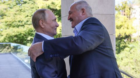 Лукашенко подарил Путину на юбилей самый известный продукт Беларуси