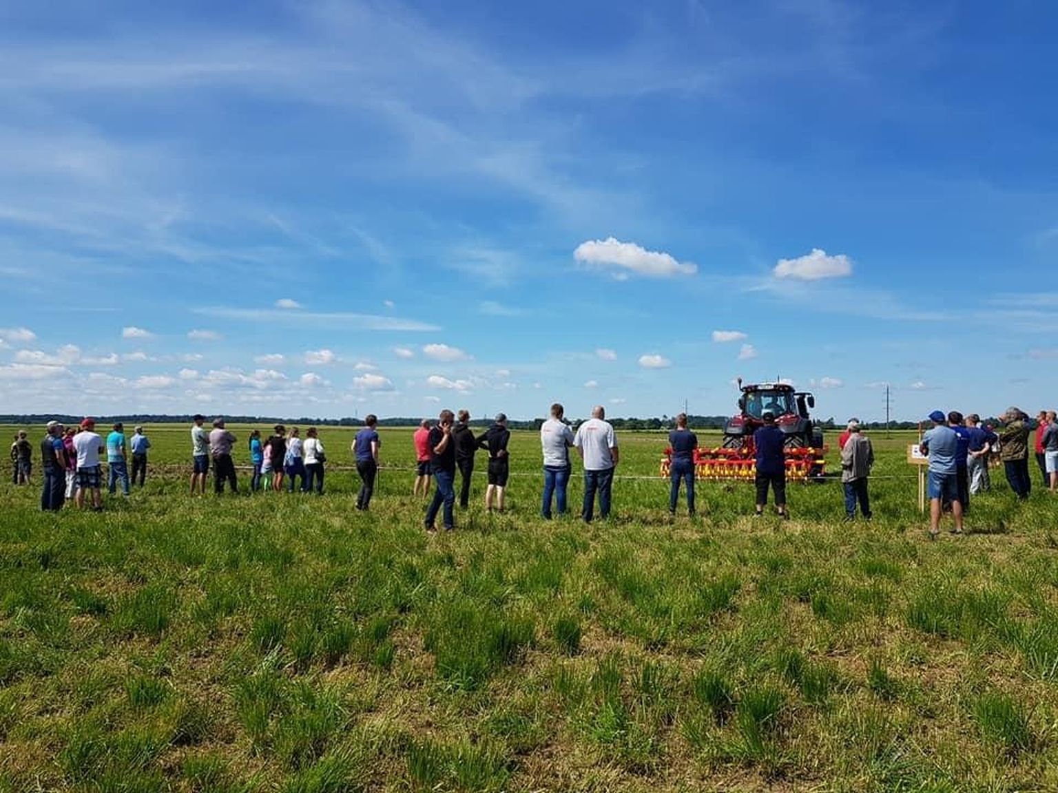 Ligi 70 põllumeest osales Pajustis esitlusüritusel. Huviga jälgiti traktorite tutvustust.