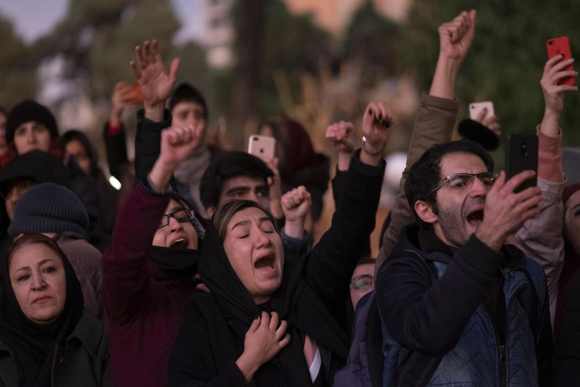 Sajad inimesed kogunesid laupäeva õhtul Teherani kesklinna Amirkabiri ülikooli juurde lennuõnnetuse ohvrite mälestustseremooniale, mis muutus aga peagi vihaseks protestiks võimude vastu. 