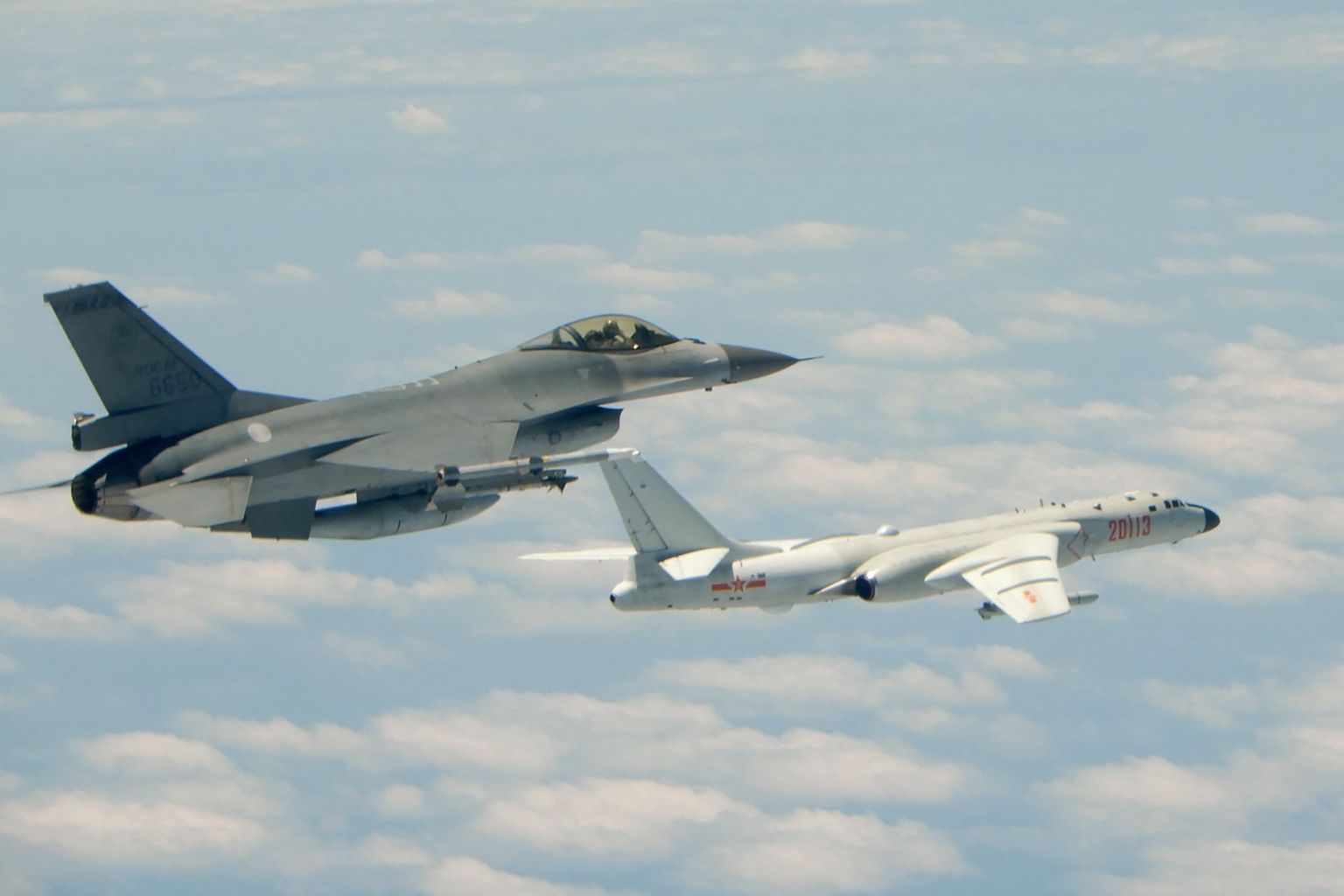 Taiwani hävituslennuk F-16 ja Hiina pommitaja H-6K lendamas kõrvuti. Foto on illustratiivne.